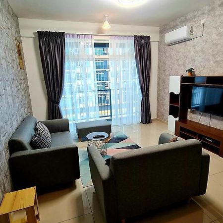 J&J Vacation Home@Novo8 Residence Kampong Tambak Bagian luar foto