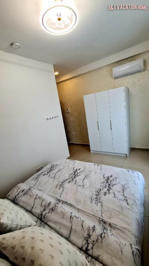 J&J Vacation Home@Novo8 Residence Kampong Tambak Bagian luar foto