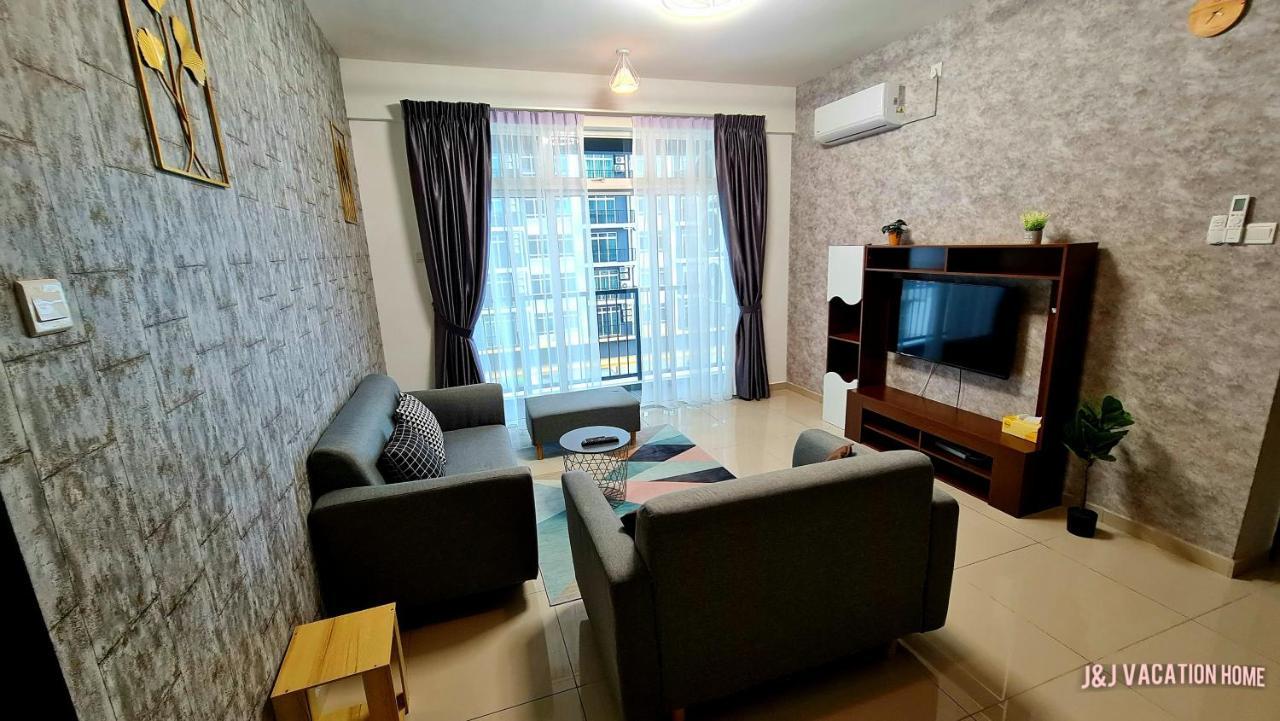 J&J Vacation Home@Novo8 Residence Kampong Tambak Bagian luar foto