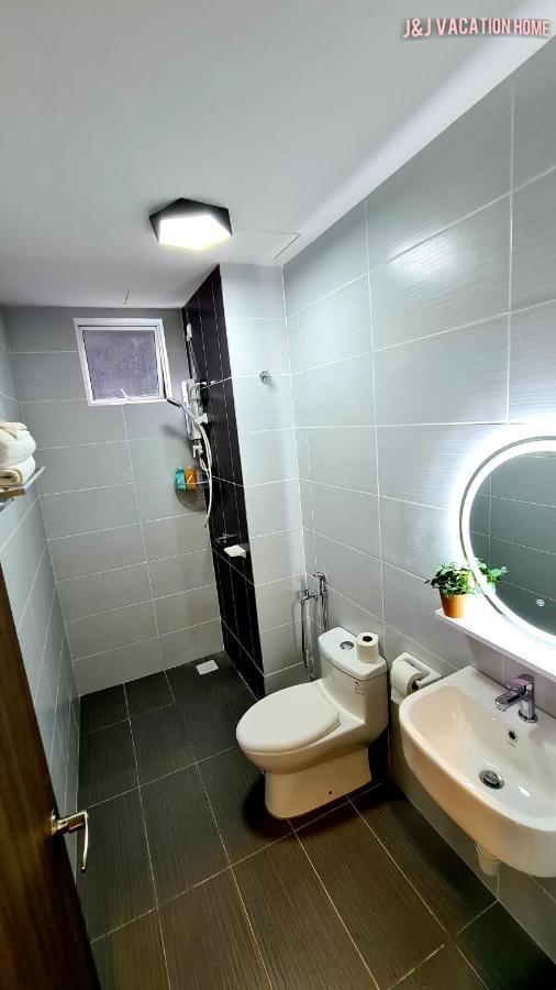 J&J Vacation Home@Novo8 Residence Kampong Tambak Bagian luar foto