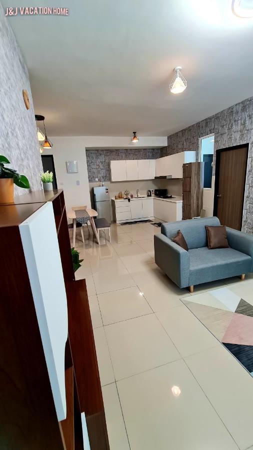 J&J Vacation Home@Novo8 Residence Kampong Tambak Bagian luar foto