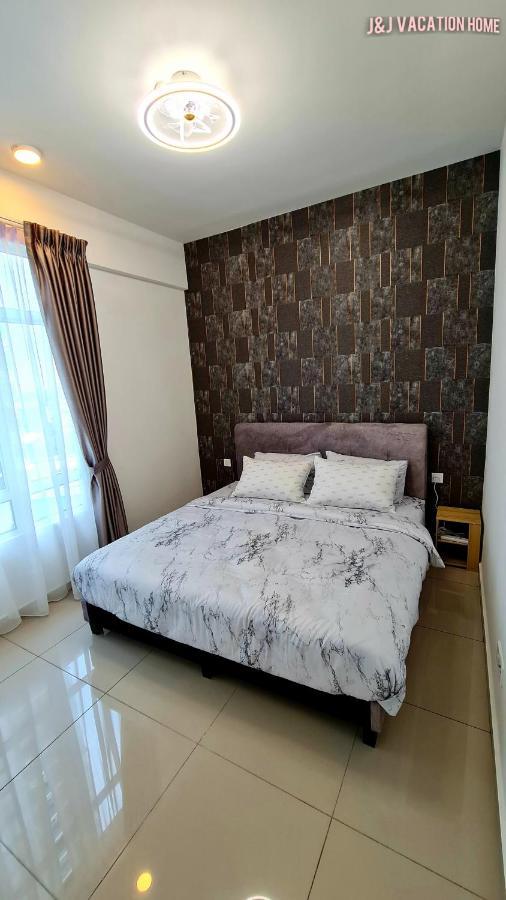 J&J Vacation Home@Novo8 Residence Kampong Tambak Bagian luar foto
