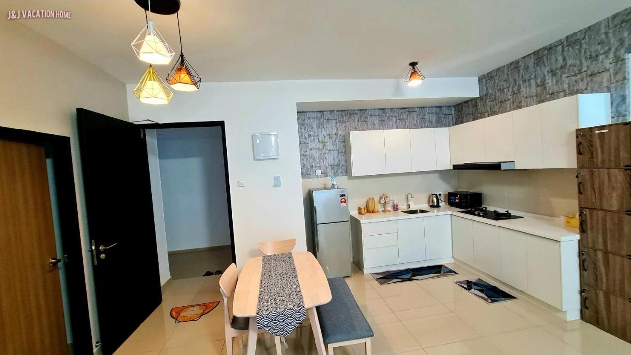 J&J Vacation Home@Novo8 Residence Kampong Tambak Bagian luar foto