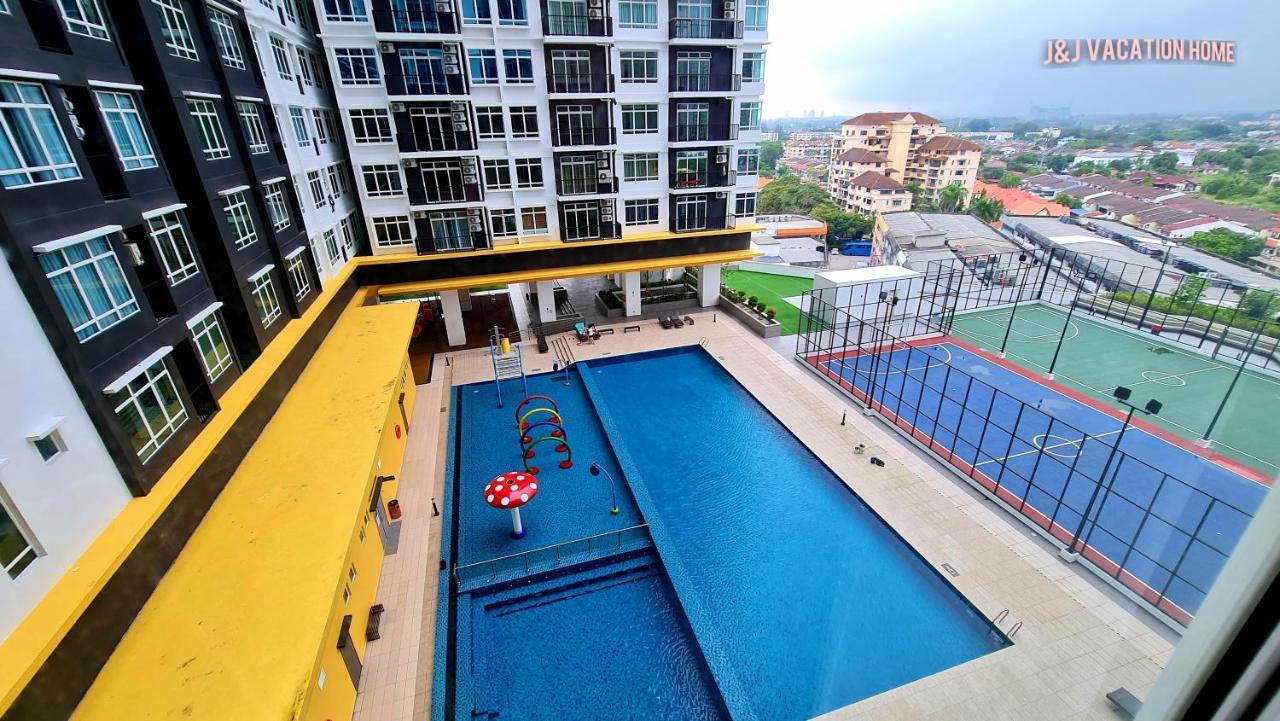 J&J Vacation Home@Novo8 Residence Kampong Tambak Bagian luar foto
