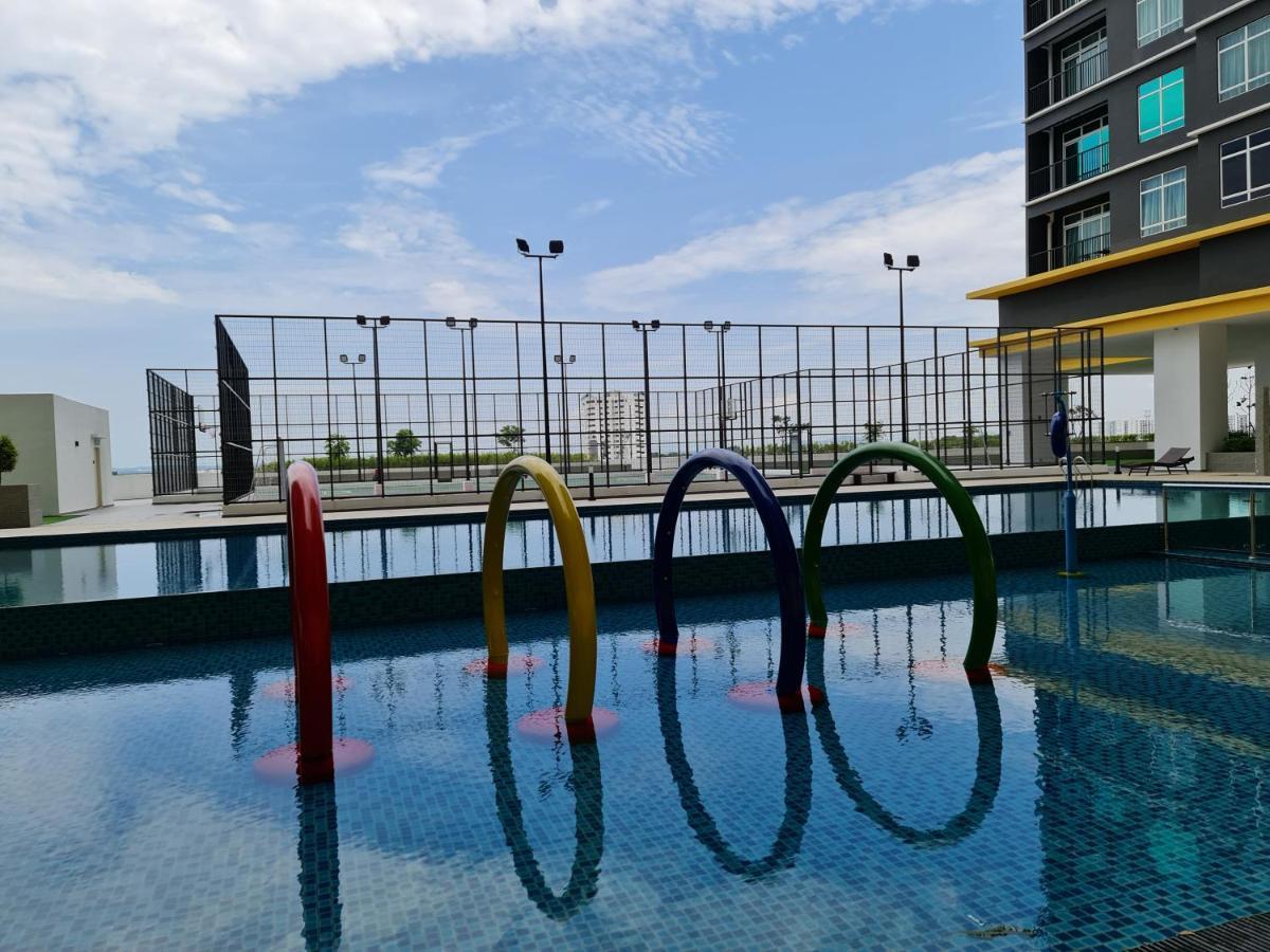J&J Vacation Home@Novo8 Residence Kampong Tambak Bagian luar foto