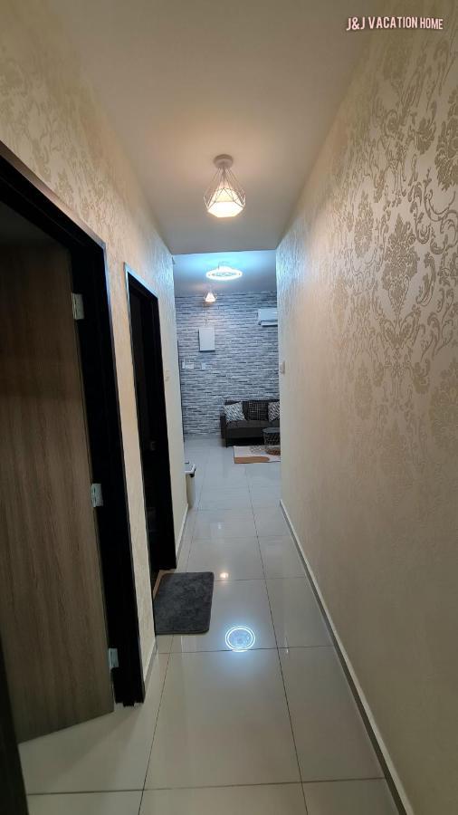 J&J Vacation Home@Novo8 Residence Kampong Tambak Bagian luar foto