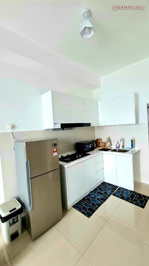 J&J Vacation Home@Novo8 Residence Kampong Tambak Bagian luar foto