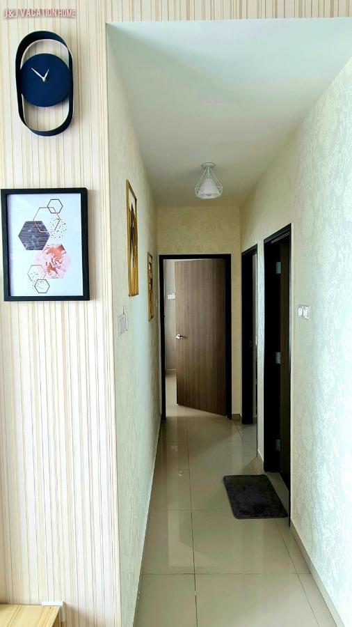 J&J Vacation Home@Novo8 Residence Kampong Tambak Bagian luar foto