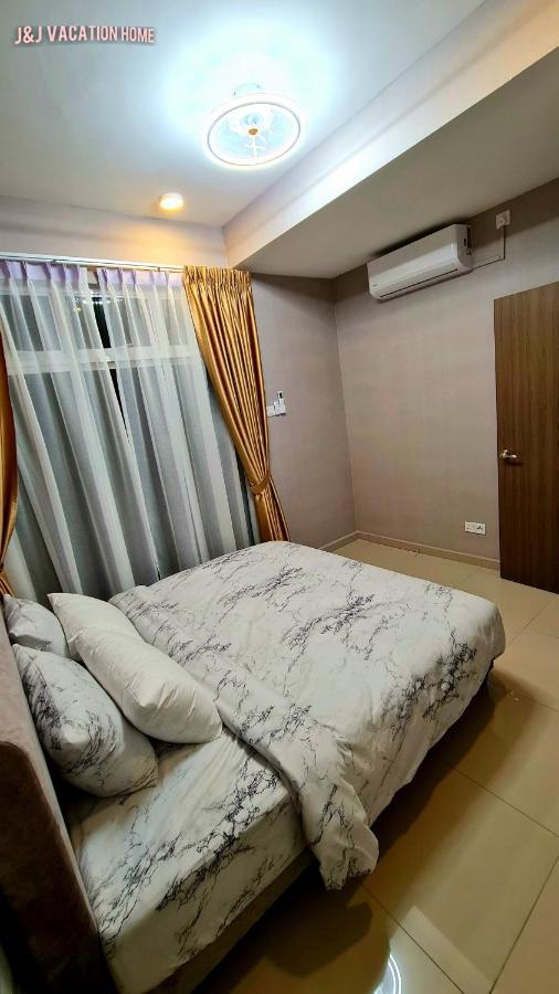 J&J Vacation Home@Novo8 Residence Kampong Tambak Bagian luar foto