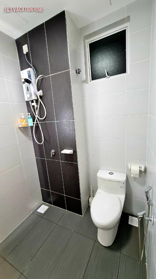 J&J Vacation Home@Novo8 Residence Kampong Tambak Bagian luar foto