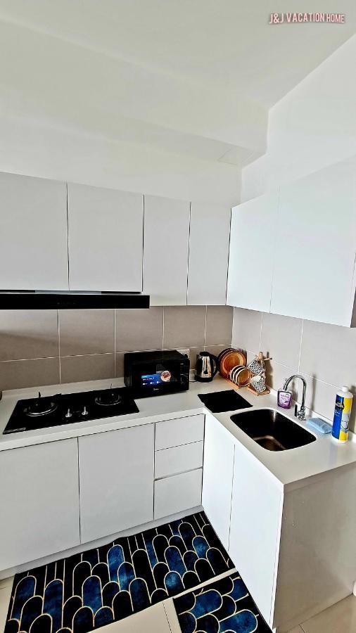 J&J Vacation Home@Novo8 Residence Kampong Tambak Bagian luar foto