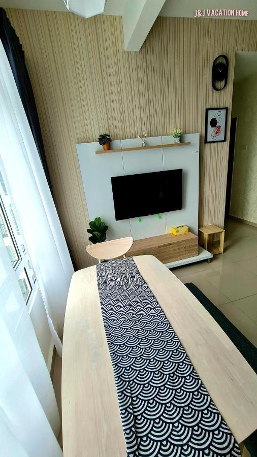 J&J Vacation Home@Novo8 Residence Kampong Tambak Bagian luar foto