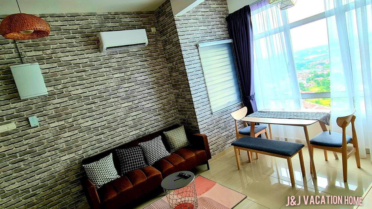 J&J Vacation Home@Novo8 Residence Kampong Tambak Bagian luar foto