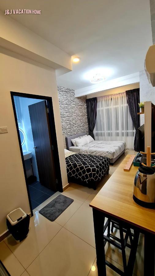 J&J Vacation Home@Novo8 Residence Kampong Tambak Bagian luar foto