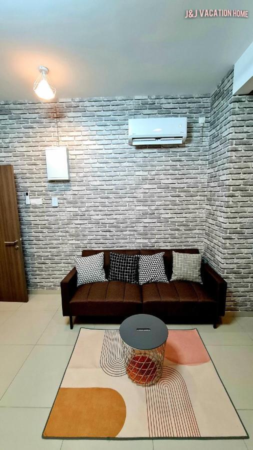 J&J Vacation Home@Novo8 Residence Kampong Tambak Bagian luar foto