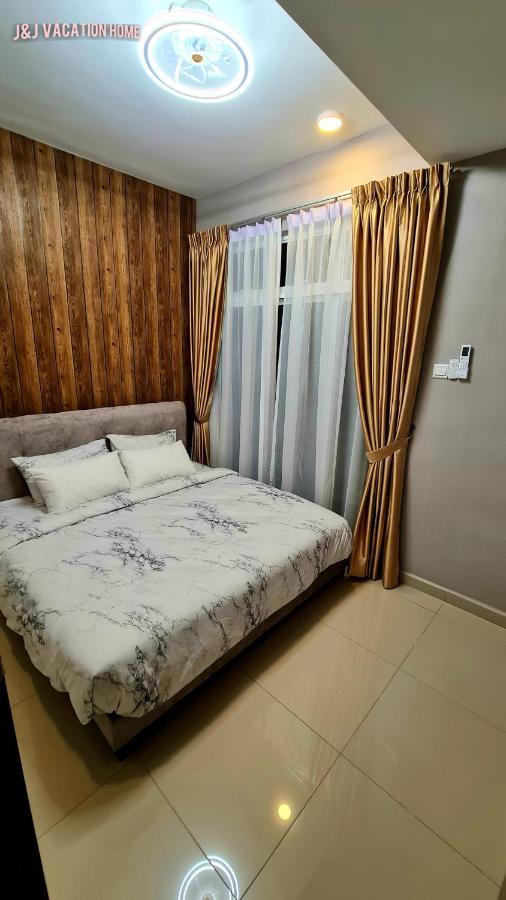 J&J Vacation Home@Novo8 Residence Kampong Tambak Bagian luar foto