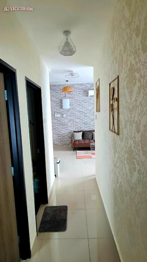 J&J Vacation Home@Novo8 Residence Kampong Tambak Bagian luar foto