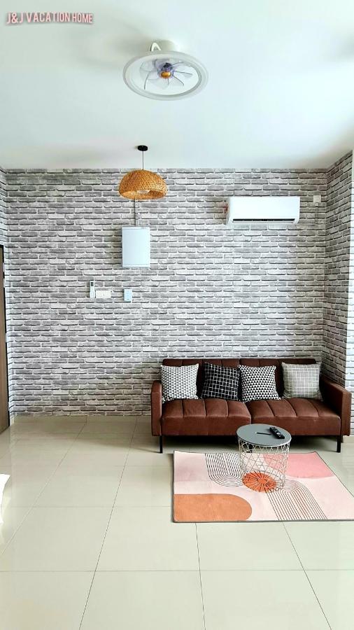 J&J Vacation Home@Novo8 Residence Kampong Tambak Bagian luar foto