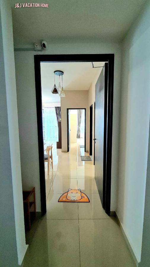 J&J Vacation Home@Novo8 Residence Kampong Tambak Bagian luar foto