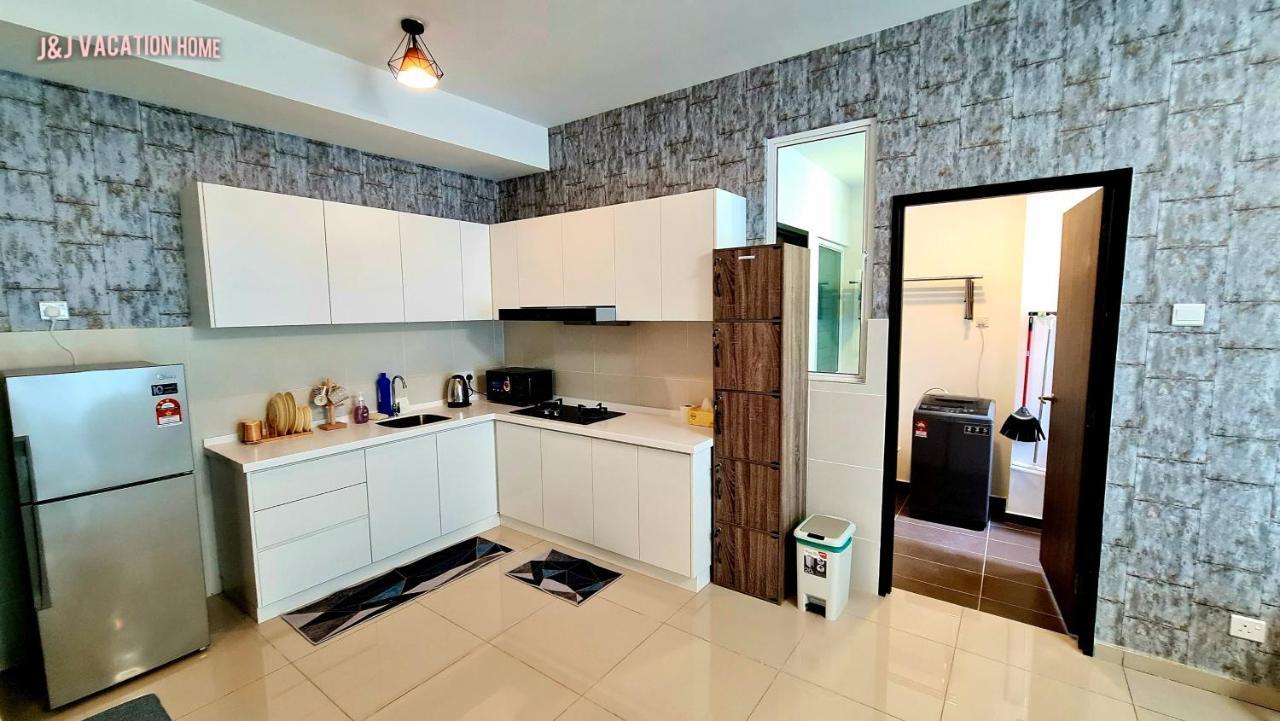 J&J Vacation Home@Novo8 Residence Kampong Tambak Bagian luar foto