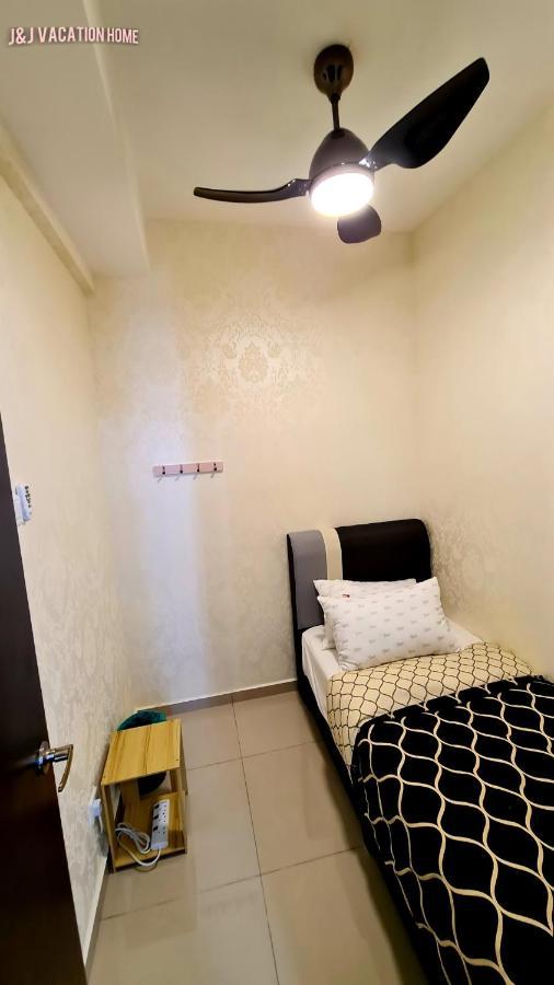 J&J Vacation Home@Novo8 Residence Kampong Tambak Bagian luar foto