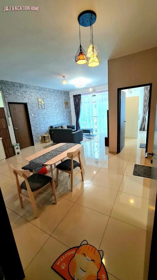 J&J Vacation Home@Novo8 Residence Kampong Tambak Bagian luar foto