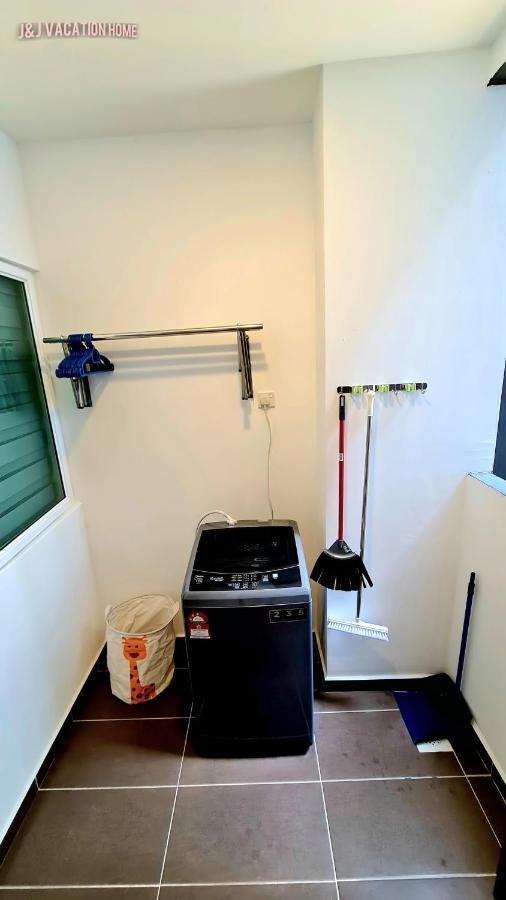 J&J Vacation Home@Novo8 Residence Kampong Tambak Bagian luar foto