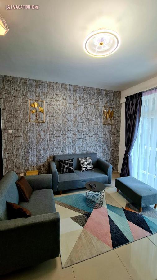 J&J Vacation Home@Novo8 Residence Kampong Tambak Bagian luar foto
