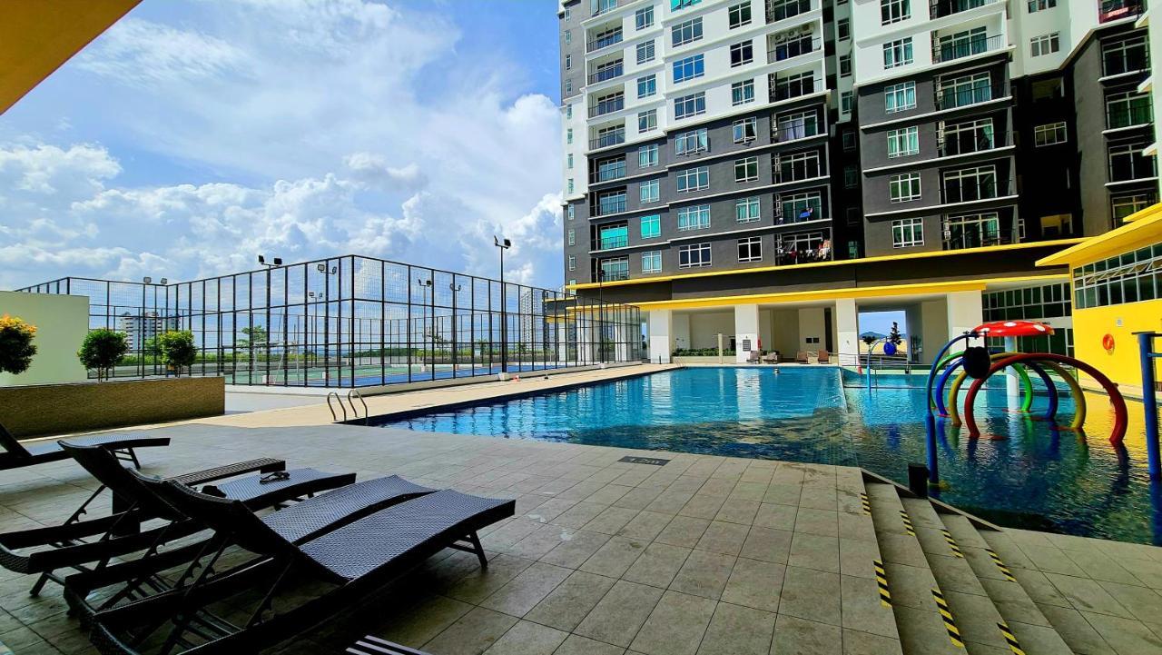 J&J Vacation Home@Novo8 Residence Kampong Tambak Bagian luar foto